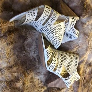 Vince Camuto open toe white shoes size 11